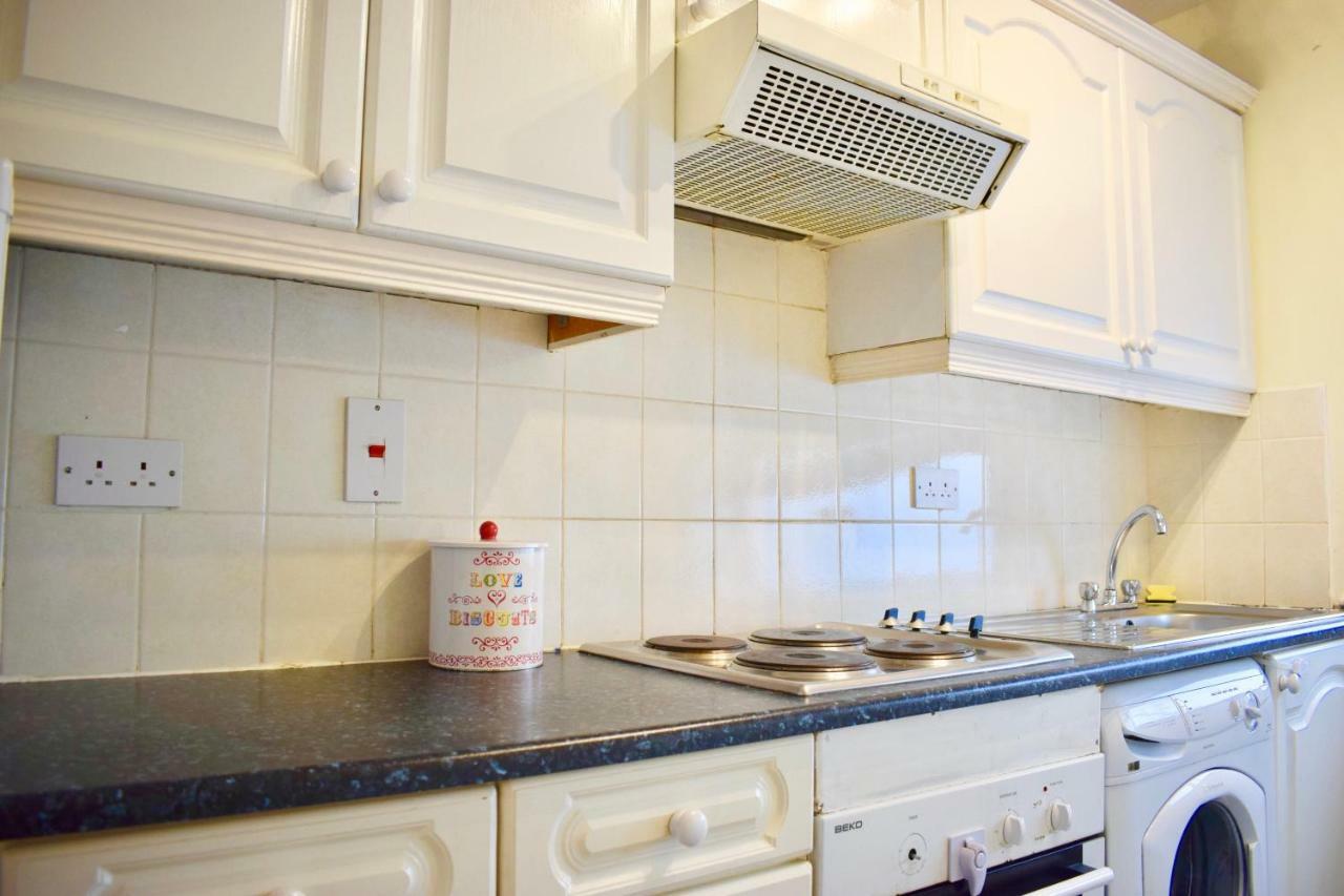 2 Bedroom Terraced House Near Centre Ferienhaus *